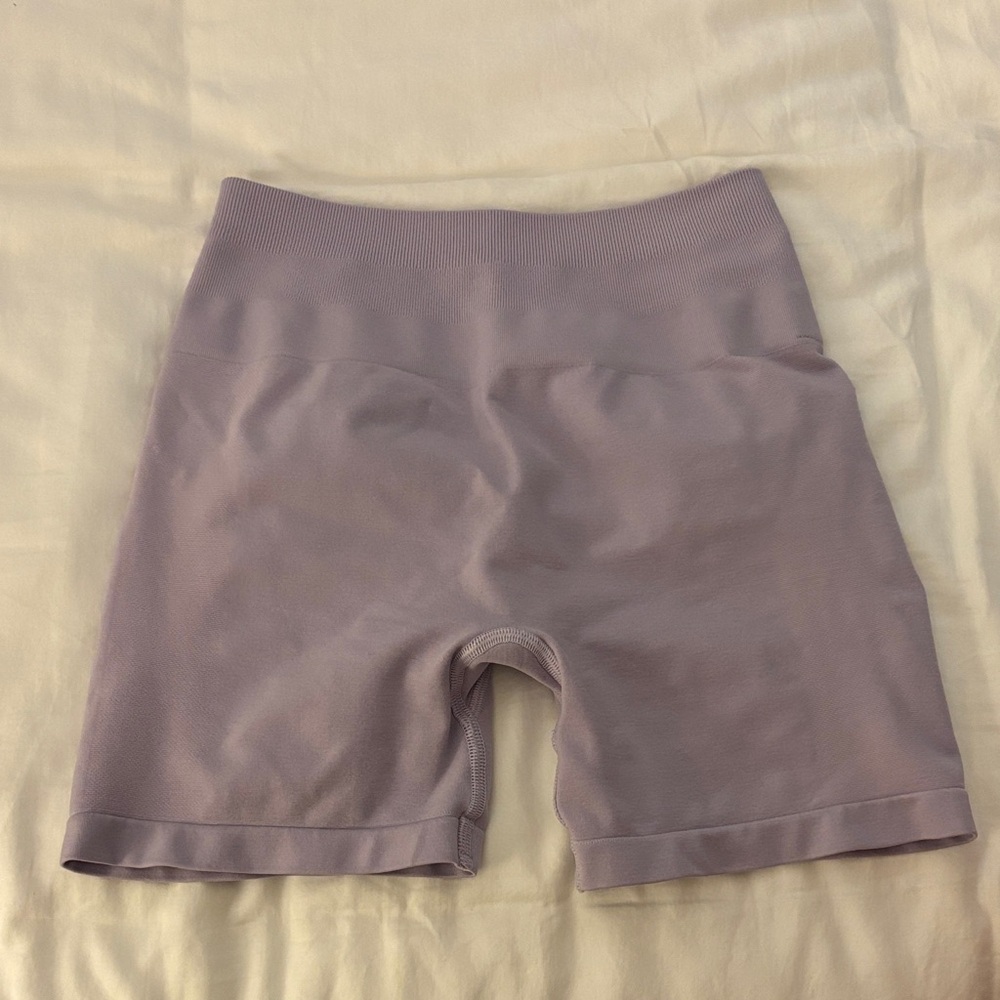 Alphalete Amplify 4.5” shorts in lavender